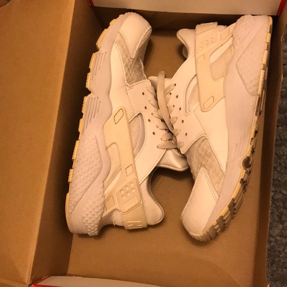 Nike Air Huaraches - Picture 1 of 5